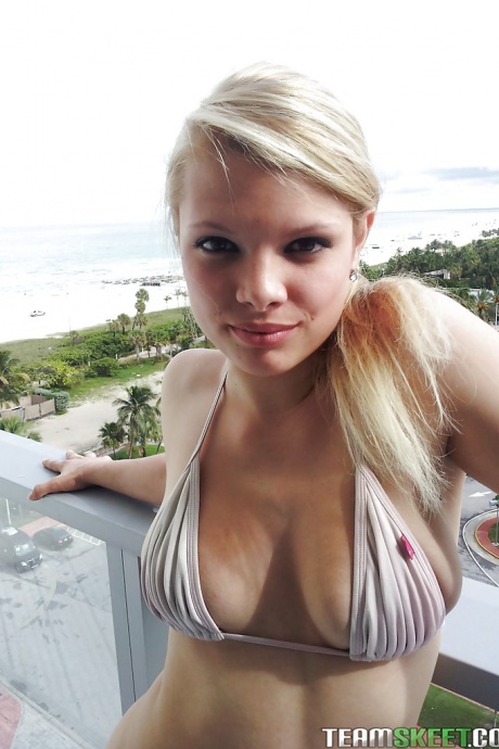 Лисичка-любительница в бикини обнажает свои большие груди и приспускает трусики 3