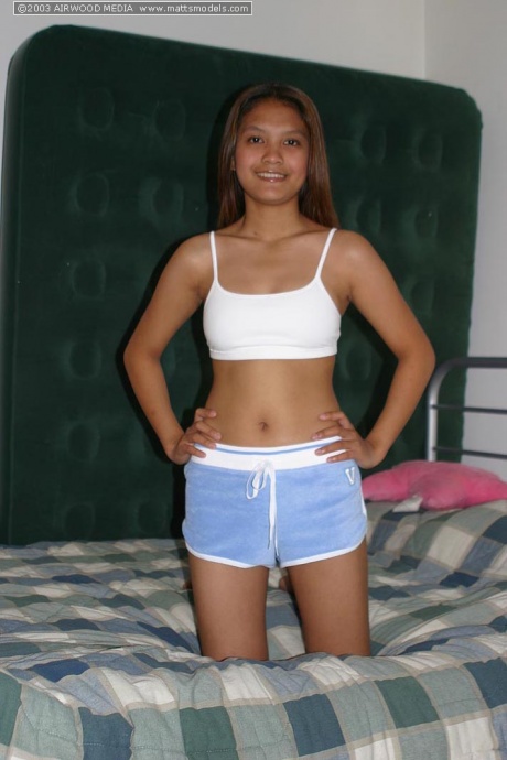 Азиатка Тай Энджел обнажает свои упругие сиськи, прежде чем раздвинуть свою узкую щелочку 2