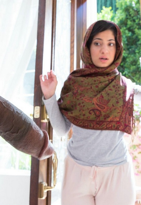 Симпатичная молоденькая Надя Алли сосет большой член во время мастурбации и межрасового траха раком 2