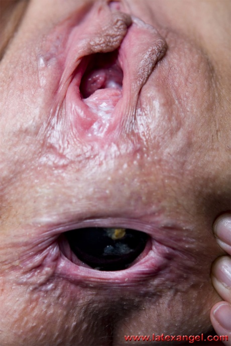 Брюнетка милфа засовывает восьмерку шариков в свою жопу, одетая в латексный наряд 12