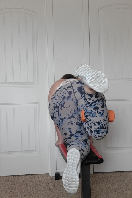 Тучная любительская грудастая Крис Энн раздевается догола во время тренировки дома 5