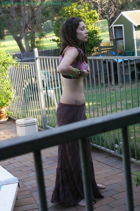 Возбужденная брюнетка любительница Элис одевается после мастурбации 13