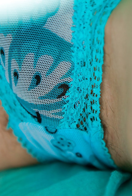 Миниатюрная любительница Марла раздевается догола на открытом воздухе, чтобы доставить удовольствие волосатой вагине 3