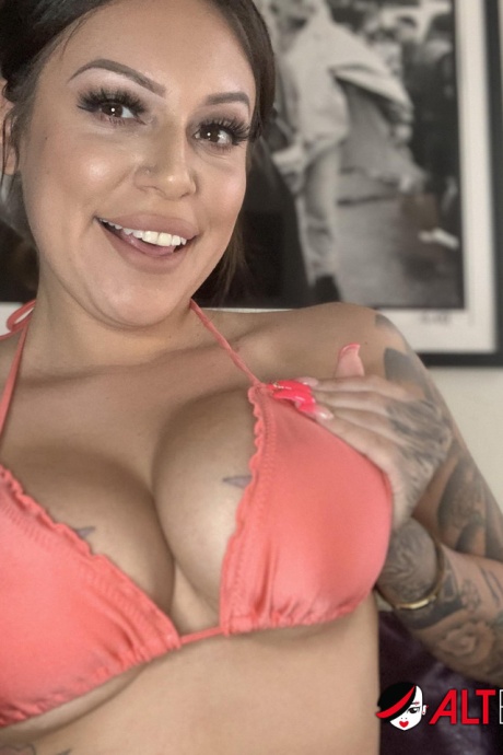 Татуированная цыпочка Тори смазывает кремом свою киску во время мастурбации секс-игрушками 2