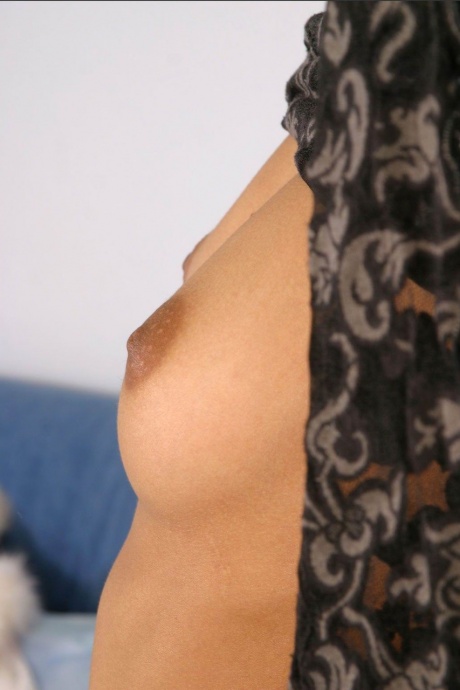 Красивая индийская девушка Сабин полностью раздевается на растрепанной кровати 8