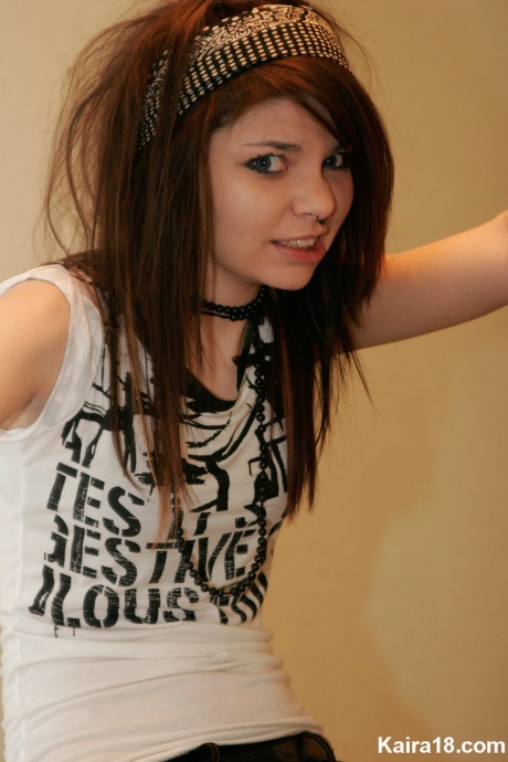 Молодая брюнетка Кайра, 18 лет, снимает очки, моделируя не обнаженную натуру 10