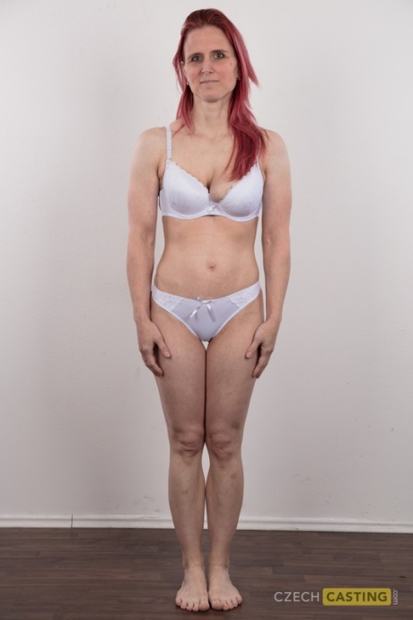 Рыжеволосая любительница Квета показывает свою разномастную грудь, стоя голой 5