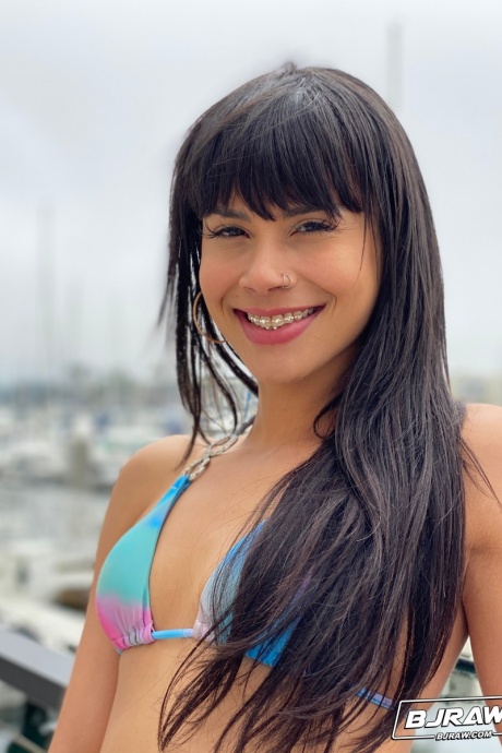 Брюнетка Ари Алектра моделирует на пристани для яхт перед минетом от первого лица с поеданием задницы 6