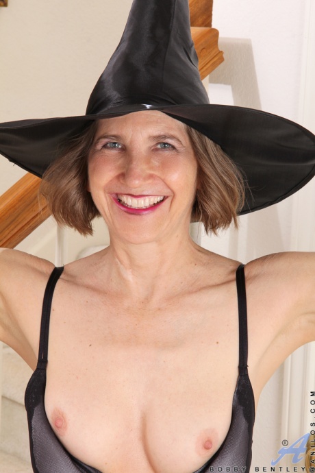 Старуха снимает свой ведьмин наряд, прежде чем раздвинуть свою пизду красными ногтями 3