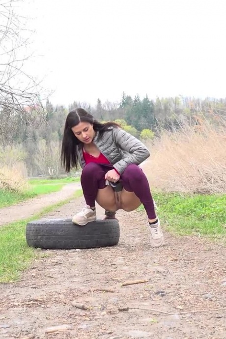 Рыжеволосая красотка Билли приседает на корточки и писает 4