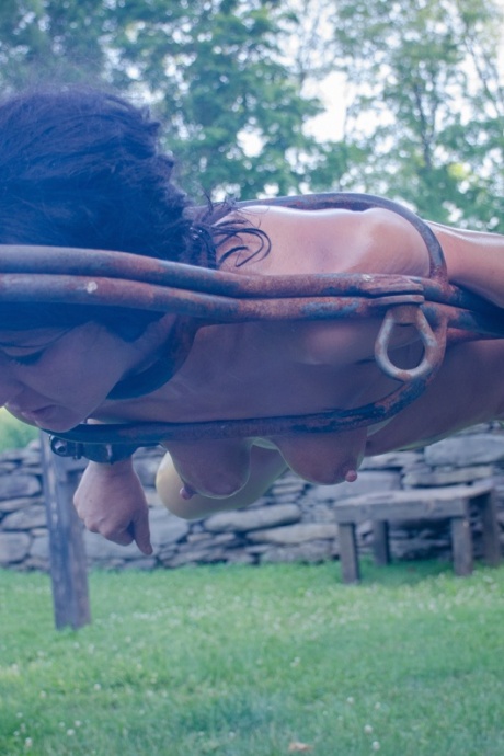 Рабыню Лондон Ривер удерживают различными способами во дворе 10