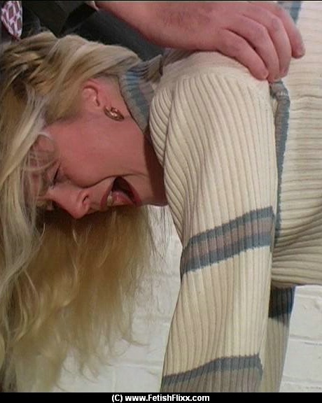 У молодой блондинки покраснела голая задница во время порки палками 10