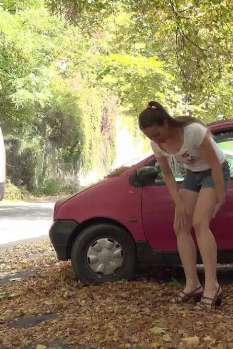 Валентина Росс мочится на чью-то подъездную дорожку во время прогулки 14