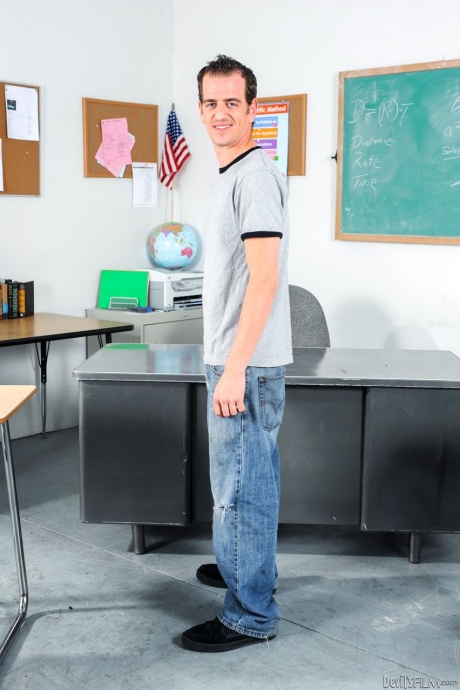 Темноволосая девушка Ария Аспен собирает группу мужчин, демонстрируя трусики под юбкой 8