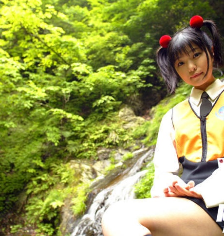 Улыбчивая студентка-азиатка показывает свои крошечные сиськи и пушистую пизду на открытом воздухе 9