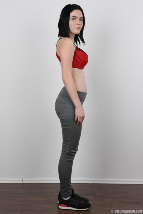 У любительницы Петры упругие сиськи и огромные соски, сфотографированные для кастинга 5