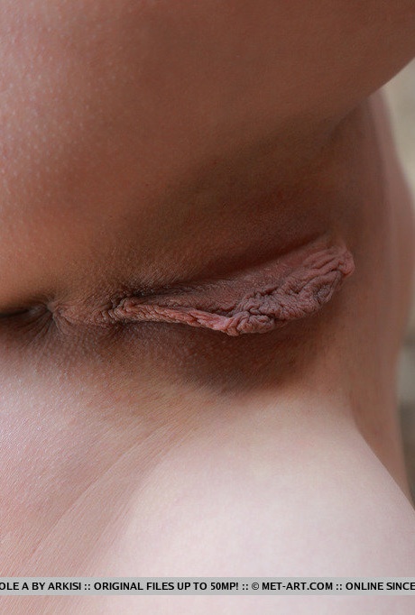 Красивая русская девушка Николь А позирует обнаженной на прибрежных валунах 16