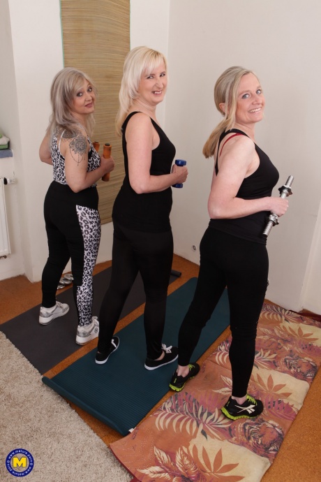 Блондинки постарше занимаются жестким сексом от первого лица во время тренировки 2