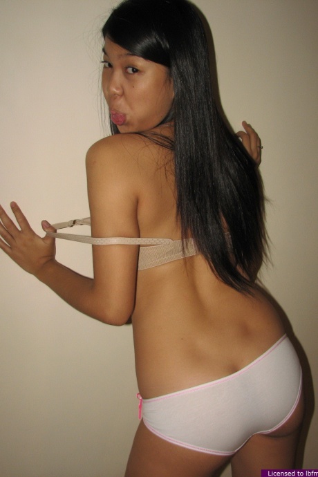 Азиатская школьница снимает хлопчатобумажное нижнее белье и позирует обнаженной в черных носках 6