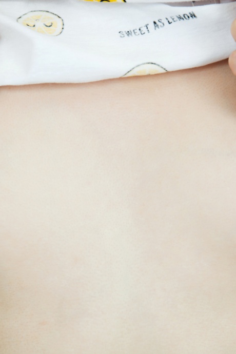 Молодая блондинка Анна Джей теребит пальцами свою влажную киску после того, как полностью разделась 4