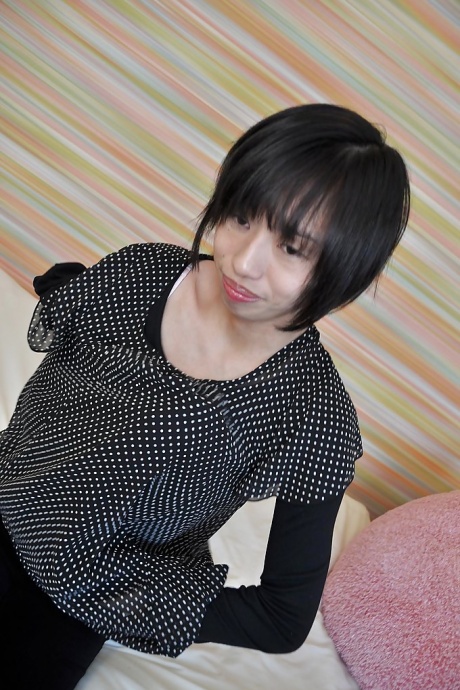 Красотка с маленькими сиськами Масуми Миядзи растягивает свою киску 2