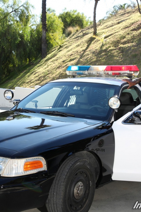 Женщина-полицейский Элиза Ибарра участвует в межрасовой групповухе 3