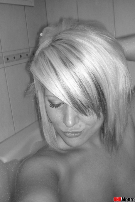 Блондинка рекламирует свою сексуальную задницу во время селфи в ванной 5