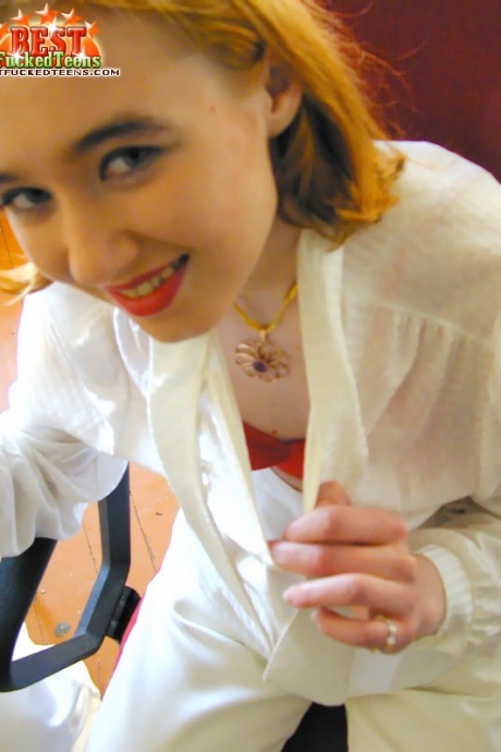 Молодые девушки с рыжими волосами вступают в сексуальные отношения с мужчиной постарше 3