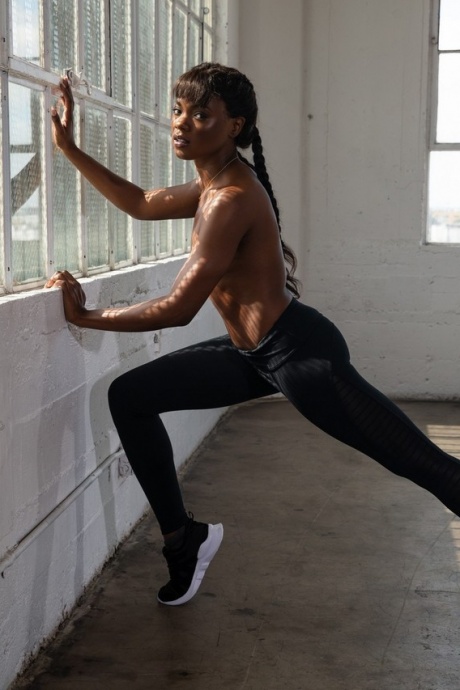 Горячая чернокожая девушка Ana Foxxx рекламирует свою шикарную задницу во время фотосессии на развороте Playboy 3