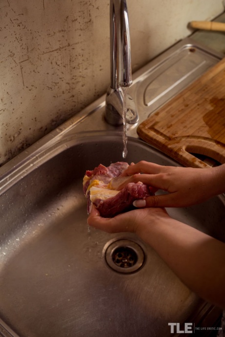 Блондинка Эльза А мастурбирует после разделки стейка в кухонном фартуке 4