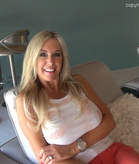 Возбужденная блондинка милфа с огромными сиськами жены отсасывает порцию горячей спермы топлесс 9