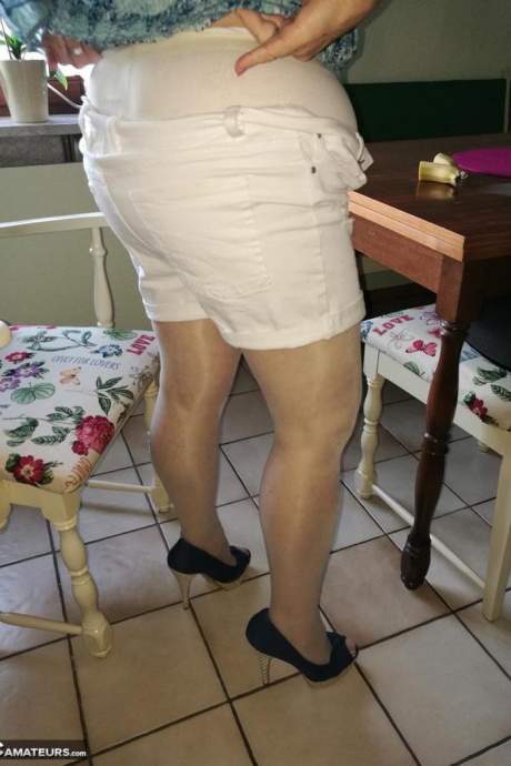 Возбужденная бабуля Каро засовывает банан в свою натуральную киску на кухонном стуле 18