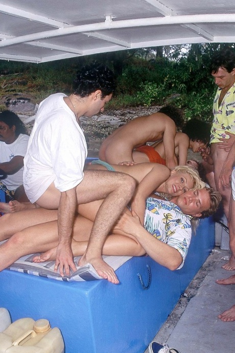 Шлюшки с винтажной спермой Надин и Имене трогают друг друга языками после отсоса члена в групповом сексе 9