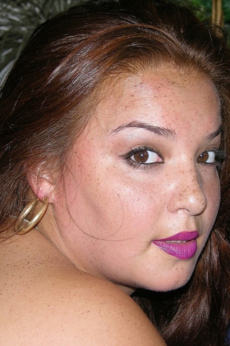 Любительская толстушки Бриттани Кей снимает свое красное платье, чтобы позировать совершенно голой дома 15