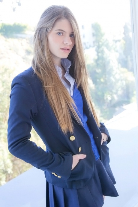 Длинноволосая милашка-подросток Элис Марч избавляется от своей униформы и трусиков 3