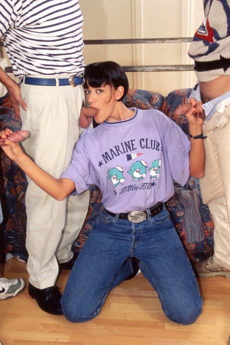 Темноволосая женщина Кэрол Руж делает двойное проникновение во время сцены групповухи 2