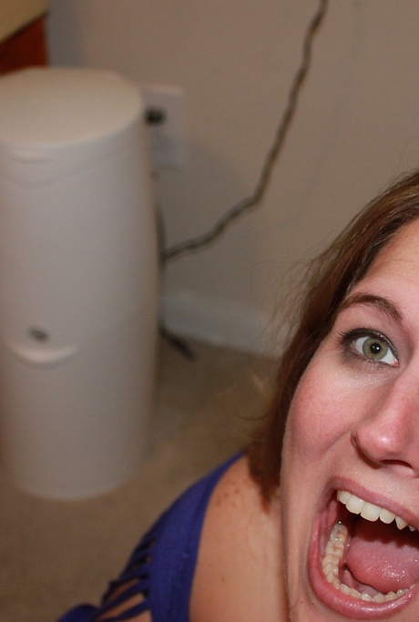 Толстая мамаша снимает очки в середине рабочего дня, когда трахается с ММФ 20