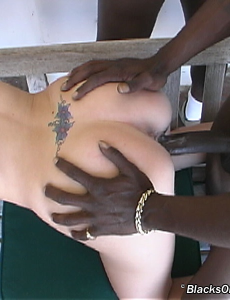 Брюнетка морщит лицо во время межрасовой групповухи 5