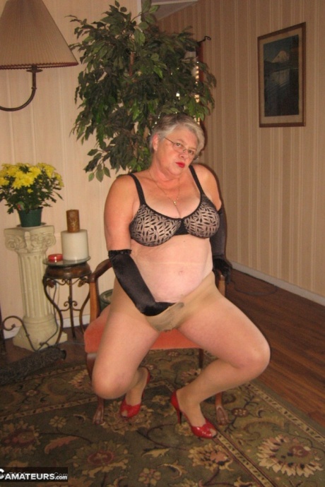 Старая жирная богиня с поясом ласкает отвисшие сиськи в черных бархатных перчатках и чулках 13