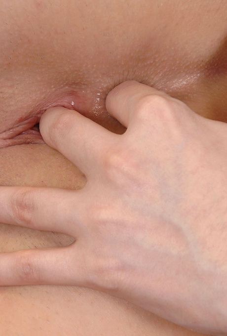 Худенькие европейские подружки Джуди Смилц и Анита Берлускони трахаются на диване 11