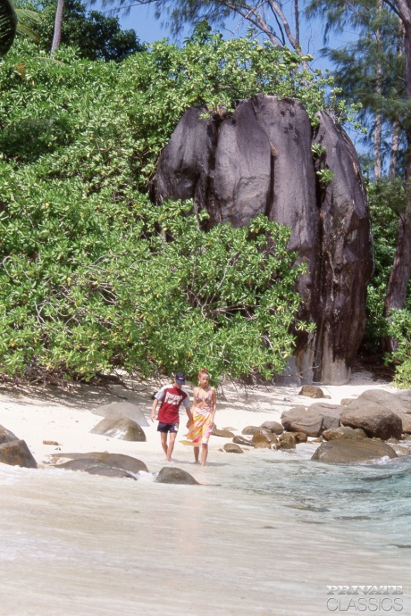 Миниатюрная девушка Франсуаза снимает свое бикини перед жестким двойным проникновением на пляже 3