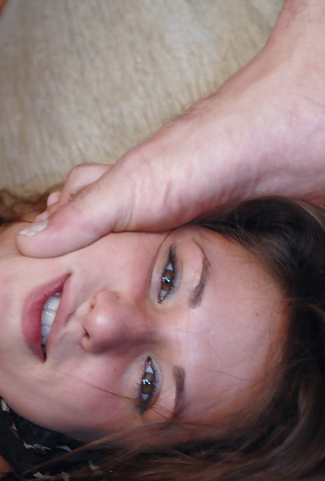 Покорный подросток получает минет и двойное проникновение во время грубого группового секса 13