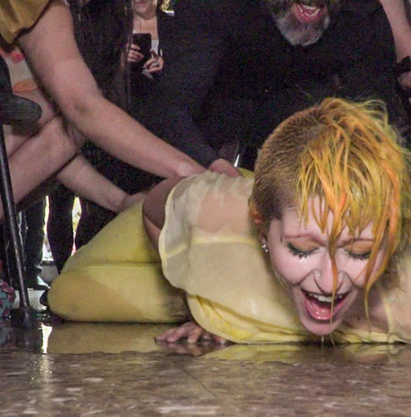 Кавказских девушек унижают и трахают толпой в публичном доме 4