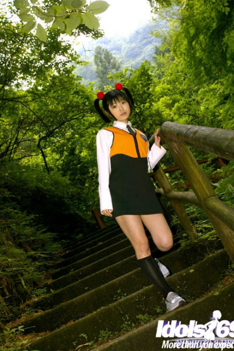 Улыбчивая студентка-азиатка показывает свои крошечные сиськи и пушистую пизду на открытом воздухе 3