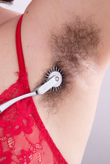 Молоденькая брюнетка Ава Би также демонстрирует свои натуральные подмышки и пышный куст 3