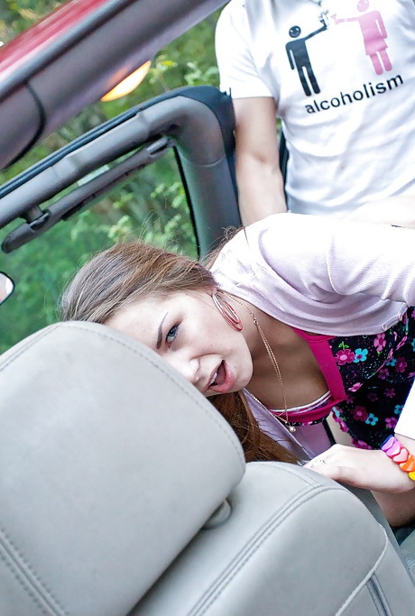 Распутная молодка заливает свой живот спермой после траха на открытом воздухе 10