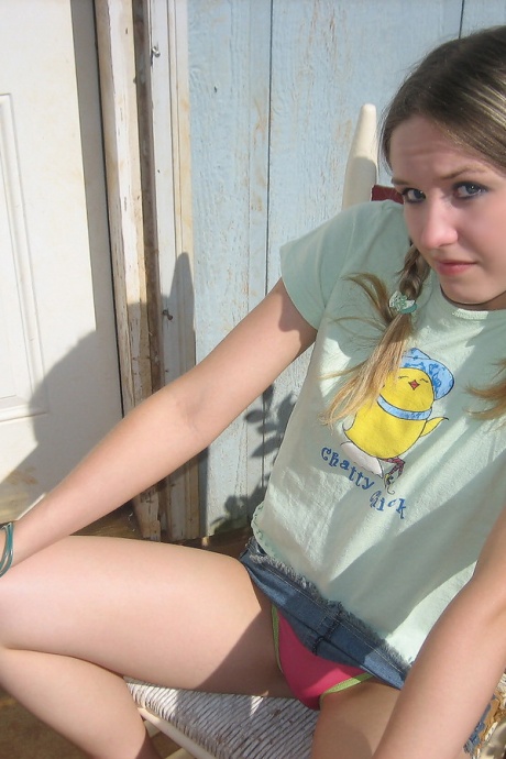 Молодая девушка курит сигарету, обнажая свои сиськи и киску 4