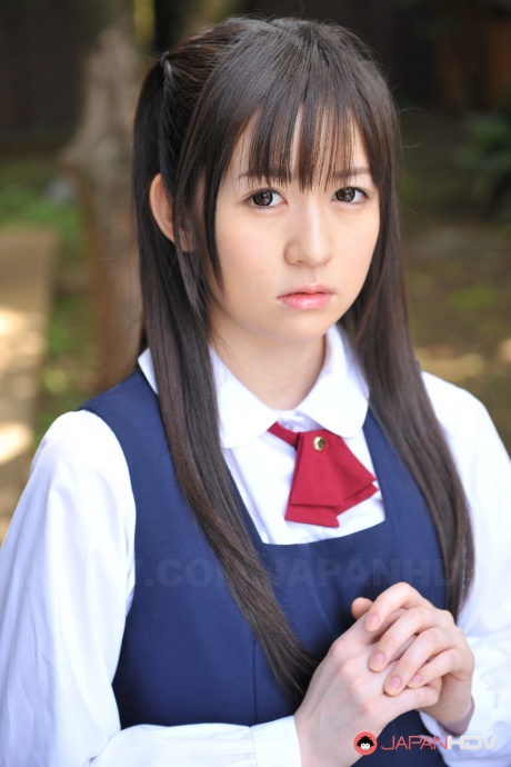 Очаровательная японская красотка позирует в своем милом школьном наряде в саду 13