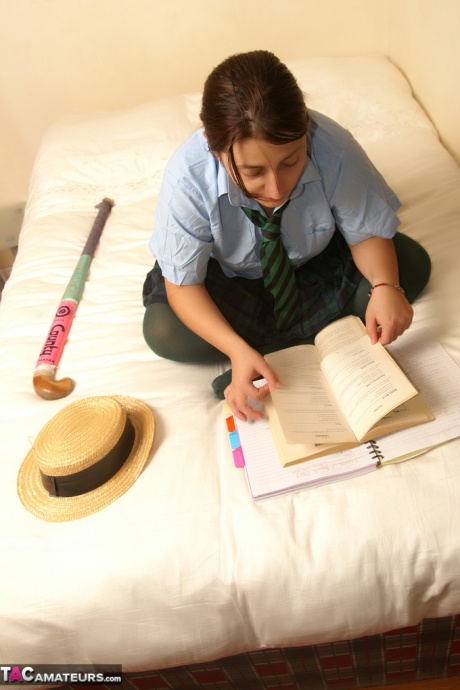 Непослушная школьница Кимберли Скотт читает непристойности и мастурбирует свою молоденькую киску 2