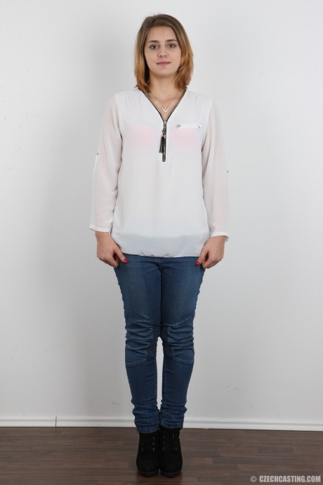 Девушка-любитель Петра крепко держит свое лицо, когда раздевается, чтобы предстать обнаженной 2